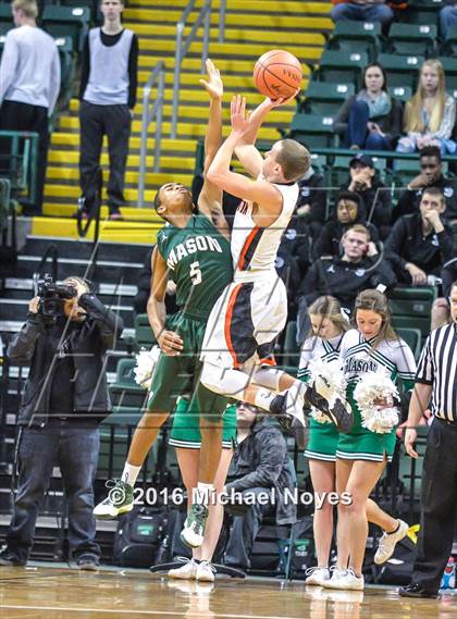 Thumbnail 2 in Mason vs. Wilmington (OHSAA Southwest Sectional Playoff) photogallery.