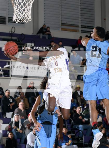 Thumbnail 3 in Burbank vs. Oakland Tech (St. Hope Elite Classic) photogallery.