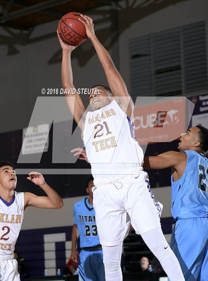Thumbnail 2 in Burbank vs. Oakland Tech (St. Hope Elite Classic) photogallery.