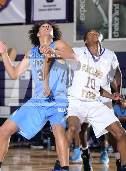 Thumbnail 2 in Burbank vs. Oakland Tech (St. Hope Elite Classic) photogallery.