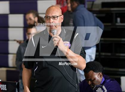 Thumbnail 2 in Burbank vs. Oakland Tech (St. Hope Elite Classic) photogallery.