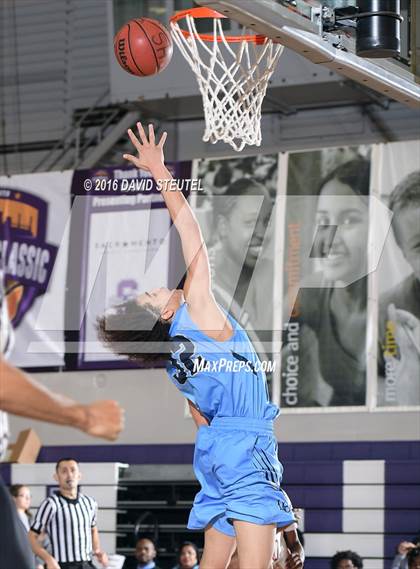 Thumbnail 3 in Burbank vs. Oakland Tech (St. Hope Elite Classic) photogallery.