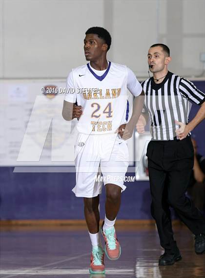 Thumbnail 1 in Burbank vs. Oakland Tech (St. Hope Elite Classic) photogallery.