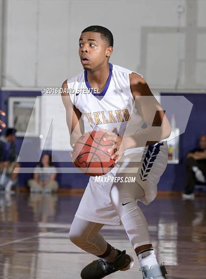 Thumbnail 2 in Burbank vs. Oakland Tech (St. Hope Elite Classic) photogallery.