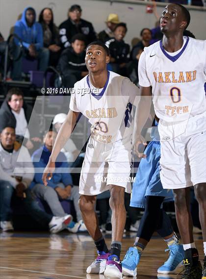 Thumbnail 1 in Burbank vs. Oakland Tech (St. Hope Elite Classic) photogallery.