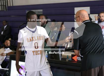 Thumbnail 2 in Burbank vs. Oakland Tech (St. Hope Elite Classic) photogallery.
