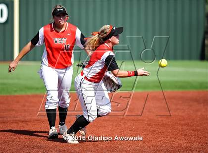 Thumbnail 2 in West vs. Malakoff (UIL Class 3A Region III Final) photogallery.