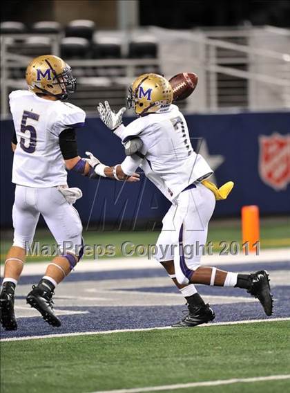 Thumbnail 1 in Martin vs. Midland (5A Division 1 Region 1 bi-district) photogallery.