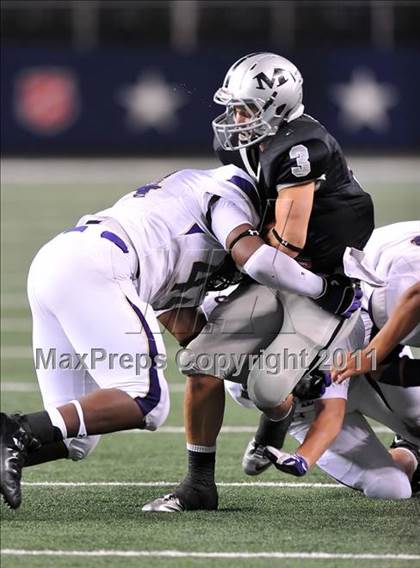 Thumbnail 2 in Martin vs. Midland (5A Division 1 Region 1 bi-district) photogallery.