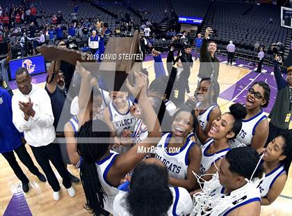 Thumbnail 3 in McFarland vs. Oakland (CIF State D3 Final) photogallery.