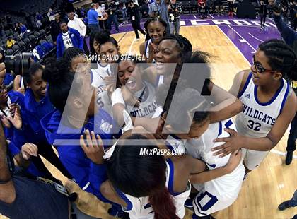 Thumbnail 2 in McFarland vs. Oakland (CIF State D3 Final) photogallery.
