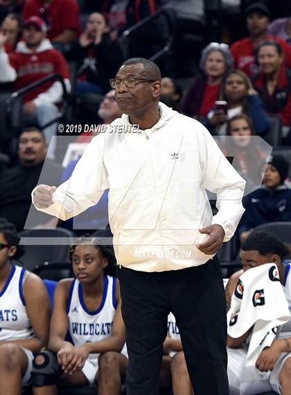 Thumbnail 2 in McFarland vs. Oakland (CIF State D3 Final) photogallery.