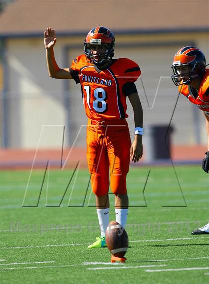 Thumbnail 3 in Fruitland vs. Casa Roble (Football for Families) photogallery.