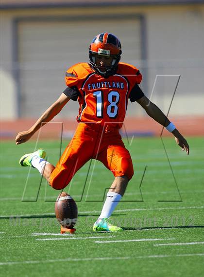 Thumbnail 2 in Fruitland vs. Casa Roble (Football for Families) photogallery.