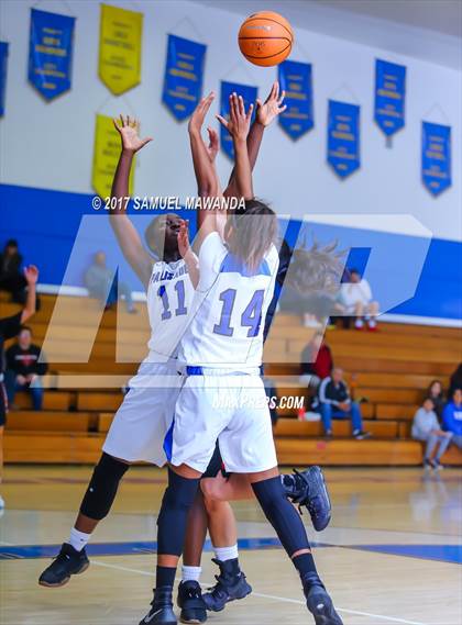Thumbnail 2 in Palisades vs. Arleta (El Camino Real Holiday Tournament) photogallery.