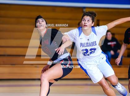 Thumbnail 2 in Palisades vs. Arleta (El Camino Real Holiday Tournament) photogallery.