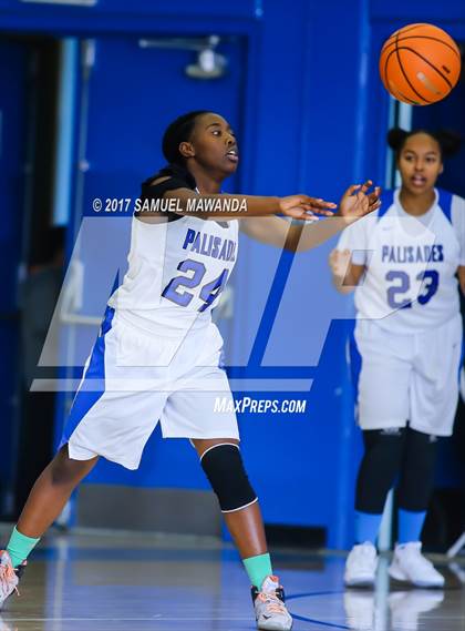 Thumbnail 2 in Palisades vs. Arleta (El Camino Real Holiday Tournament) photogallery.