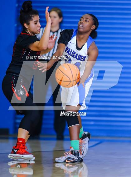 Thumbnail 2 in Palisades vs. Arleta (El Camino Real Holiday Tournament) photogallery.