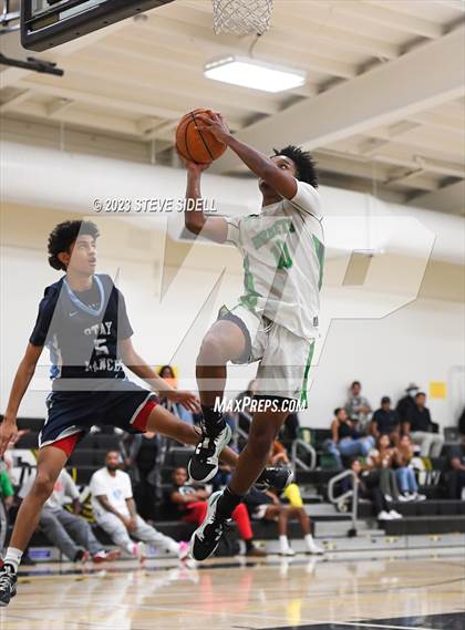 Thumbnail 2 in Lincoln vs. Otay Ranch (Buccaneers Thanksgiving Classic) photogallery.