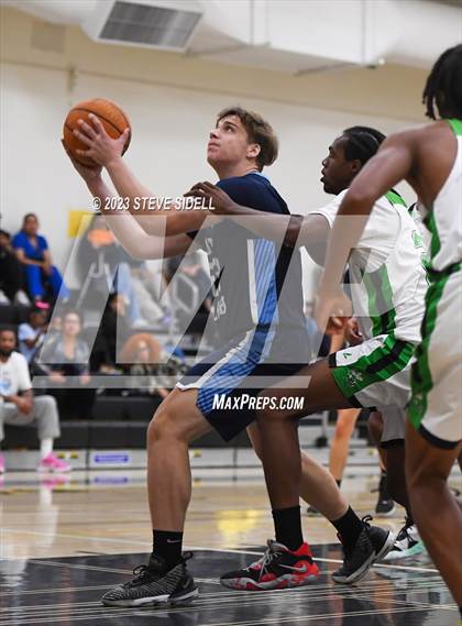 Thumbnail 2 in Lincoln vs. Otay Ranch (Buccaneers Thanksgiving Classic) photogallery.