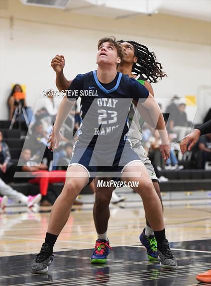 Thumbnail 2 in Lincoln vs. Otay Ranch (Buccaneers Thanksgiving Classic) photogallery.