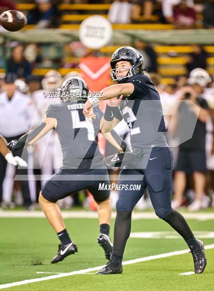 Thumbnail 2 in Vandegrift vs. Summer Creek (UIL 6A D2 Football Semifinal) photogallery.