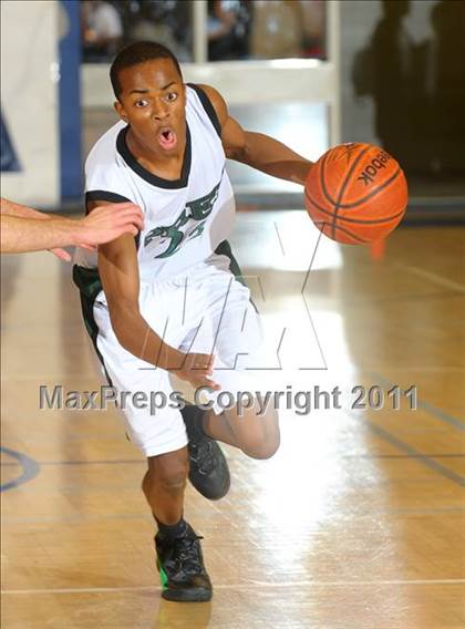 Thumbnail 2 in Fairmont Prep vs. Viewpoint (MaxPreps Holiday Classic) photogallery.