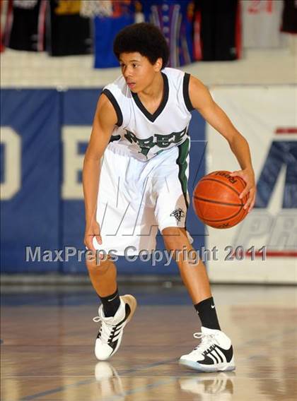 Thumbnail 2 in Fairmont Prep vs. Viewpoint (MaxPreps Holiday Classic) photogallery.