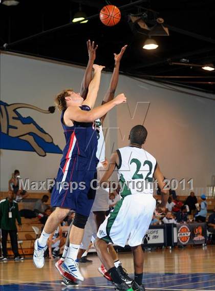 Thumbnail 3 in Fairmont Prep vs. Viewpoint (MaxPreps Holiday Classic) photogallery.