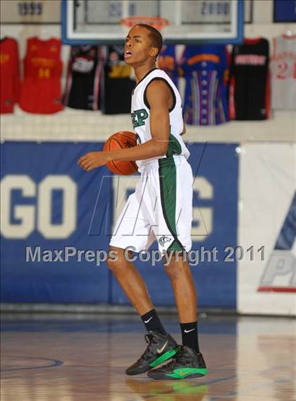 Thumbnail 2 in Fairmont Prep vs. Viewpoint (MaxPreps Holiday Classic) photogallery.