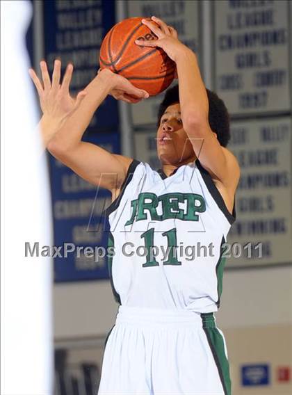 Thumbnail 3 in Fairmont Prep vs. Viewpoint (MaxPreps Holiday Classic) photogallery.