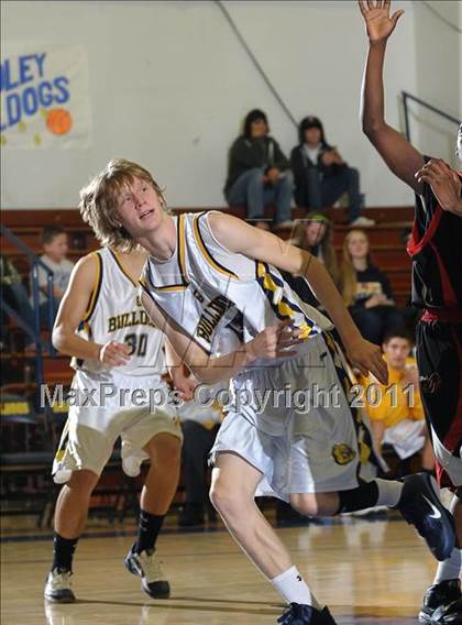 Thumbnail 2 in Salesian vs. Gridley (Gridley Invitational) photogallery.