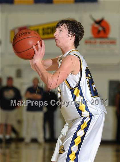 Thumbnail 3 in Salesian vs. Gridley (Gridley Invitational) photogallery.