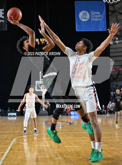Thumbnail 2 in Eastside Catholic vs. Auburn (WIAA State Quarterfinal) photogallery.