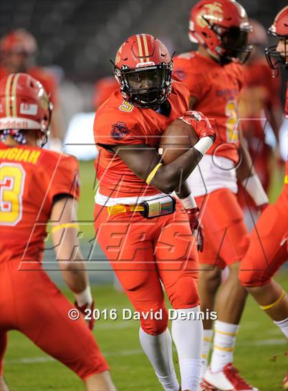 Thumbnail 1 in 2016 Semper Fidelis All-American Bowl photogallery.