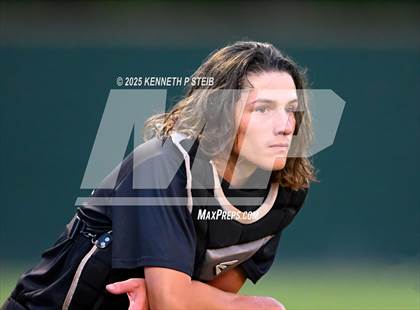 Thumbnail 2 in Berwick vs. Pine Prairie (LHSAA Division III Non-Select Regional) photogallery.