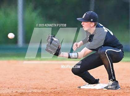 Thumbnail 2 in Berwick vs. Pine Prairie (LHSAA Division III Non-Select Regional) photogallery.