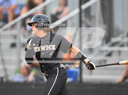 Thumbnail 2 in Berwick vs. Pine Prairie (LHSAA Division III Non-Select Regional) photogallery.