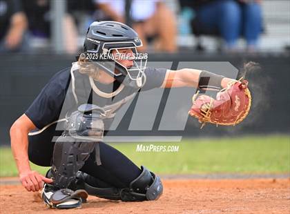 Thumbnail 2 in Berwick vs. Pine Prairie (LHSAA Division III Non-Select Regional) photogallery.