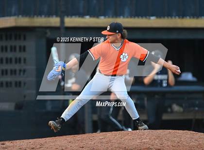 Thumbnail 3 in Berwick vs. Pine Prairie (LHSAA Division III Non-Select Regional) photogallery.