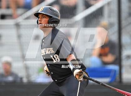 Thumbnail 2 in Berwick vs. Pine Prairie (LHSAA Division III Non-Select Regional) photogallery.