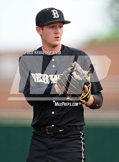 Thumbnail 3 in Berwick vs. Pine Prairie (LHSAA Division III Non-Select Regional) photogallery.