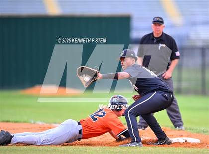 Thumbnail 1 in Berwick vs. Pine Prairie (LHSAA Division III Non-Select Regional) photogallery.