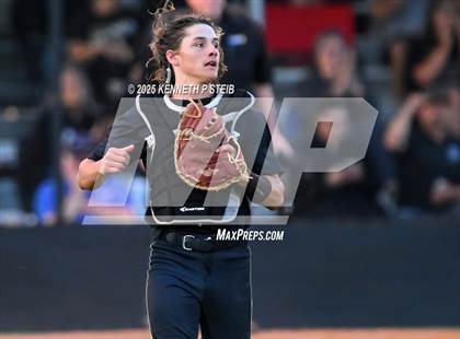 Thumbnail 2 in Berwick vs. Pine Prairie (LHSAA Division III Non-Select Regional) photogallery.
