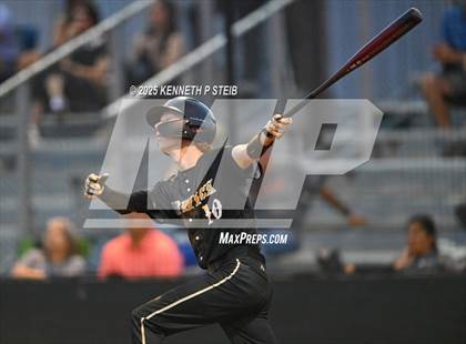 Thumbnail 3 in Berwick vs. Pine Prairie (LHSAA Division III Non-Select Regional) photogallery.
