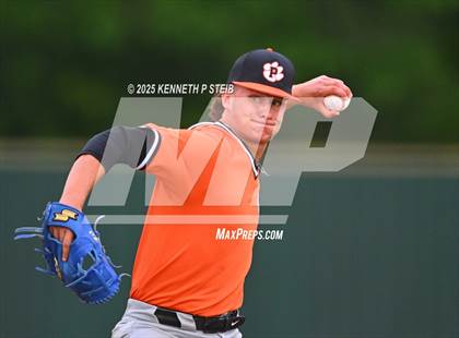 Thumbnail 1 in Berwick vs. Pine Prairie (LHSAA Division III Non-Select Regional) photogallery.