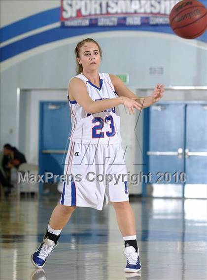 Thumbnail 2 in Galt vs. Reno (Lady Bulldogs Winter Classic) photogallery.