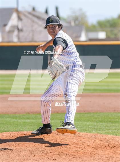 Thumbnail 2 in Santa Barbara vs. Summit (Coach Bob Invitational) photogallery.