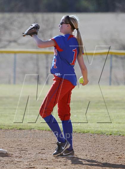 Thumbnail 1 in Gilmer vs. Sabine (Carthage TNT Tournament) photogallery.