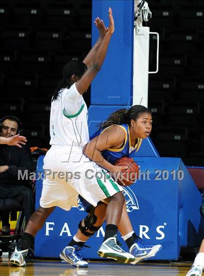 Thumbnail 1 in Bishop Amat vs. St. Mary's (CIF State D3 Final) photogallery.